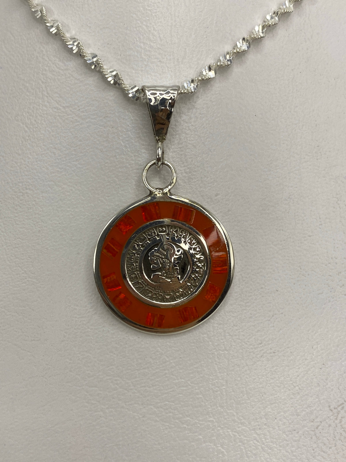 Dije circular de plata 925 con ópalo de fuego naranja y moneda prehispánica engastada en el centro