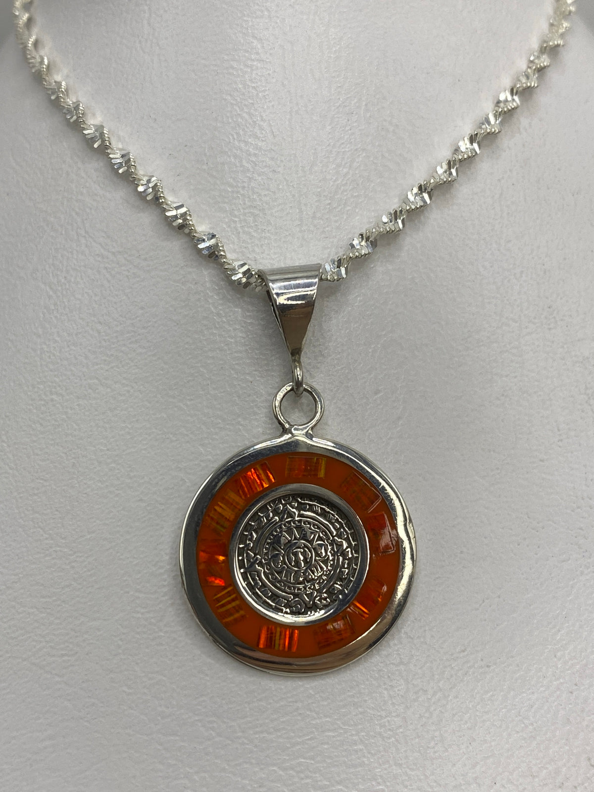 Dije de plata 925 con Ópalo de Fuego naranja en forma de Calendario Azteca