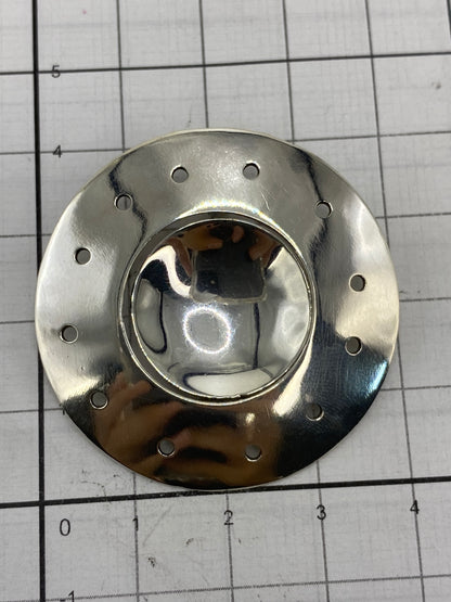 Dije de plata geométrico solo sin cadena, sobre fondo blanco