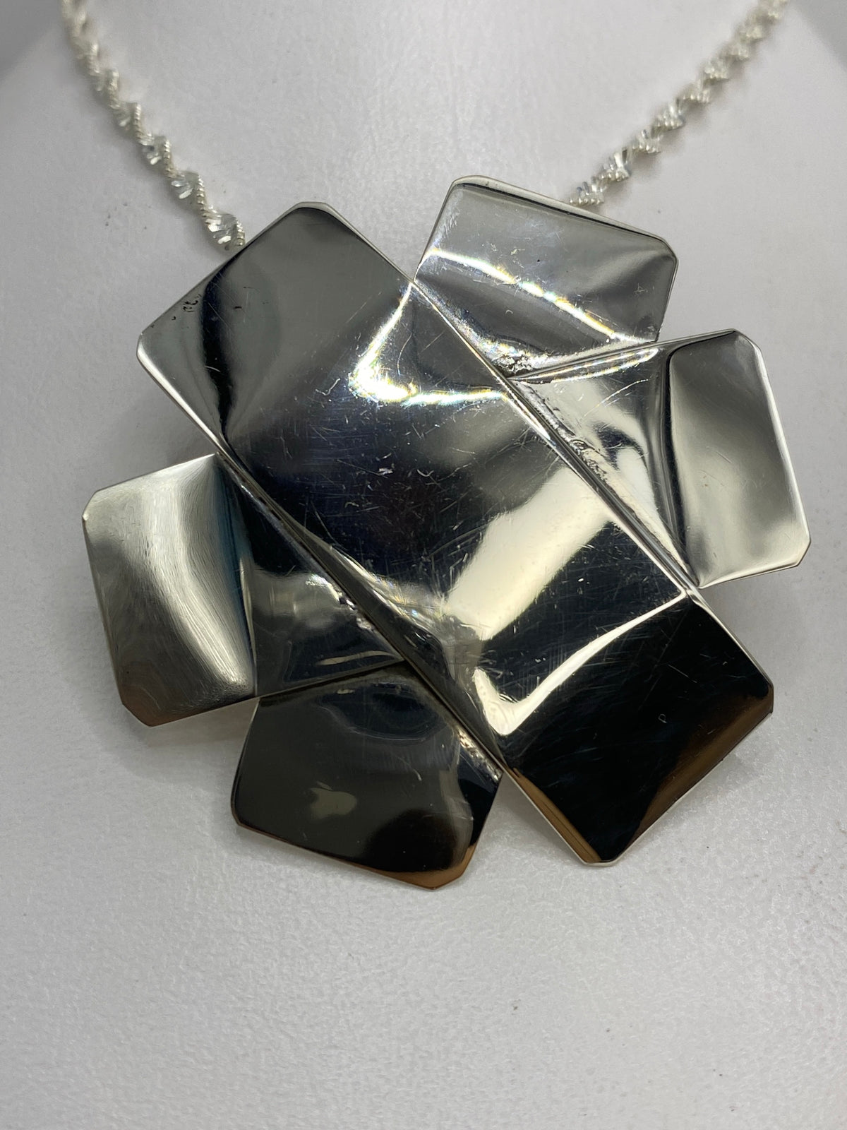 Dije de plata 925 en forma geométrica cuadrada, 4.2 cm, colgando de cadena plateada