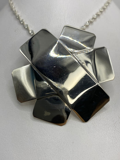 Dije de plata 925 en forma geométrica cuadrada, 4.2 cm, colgando de cadena plateada