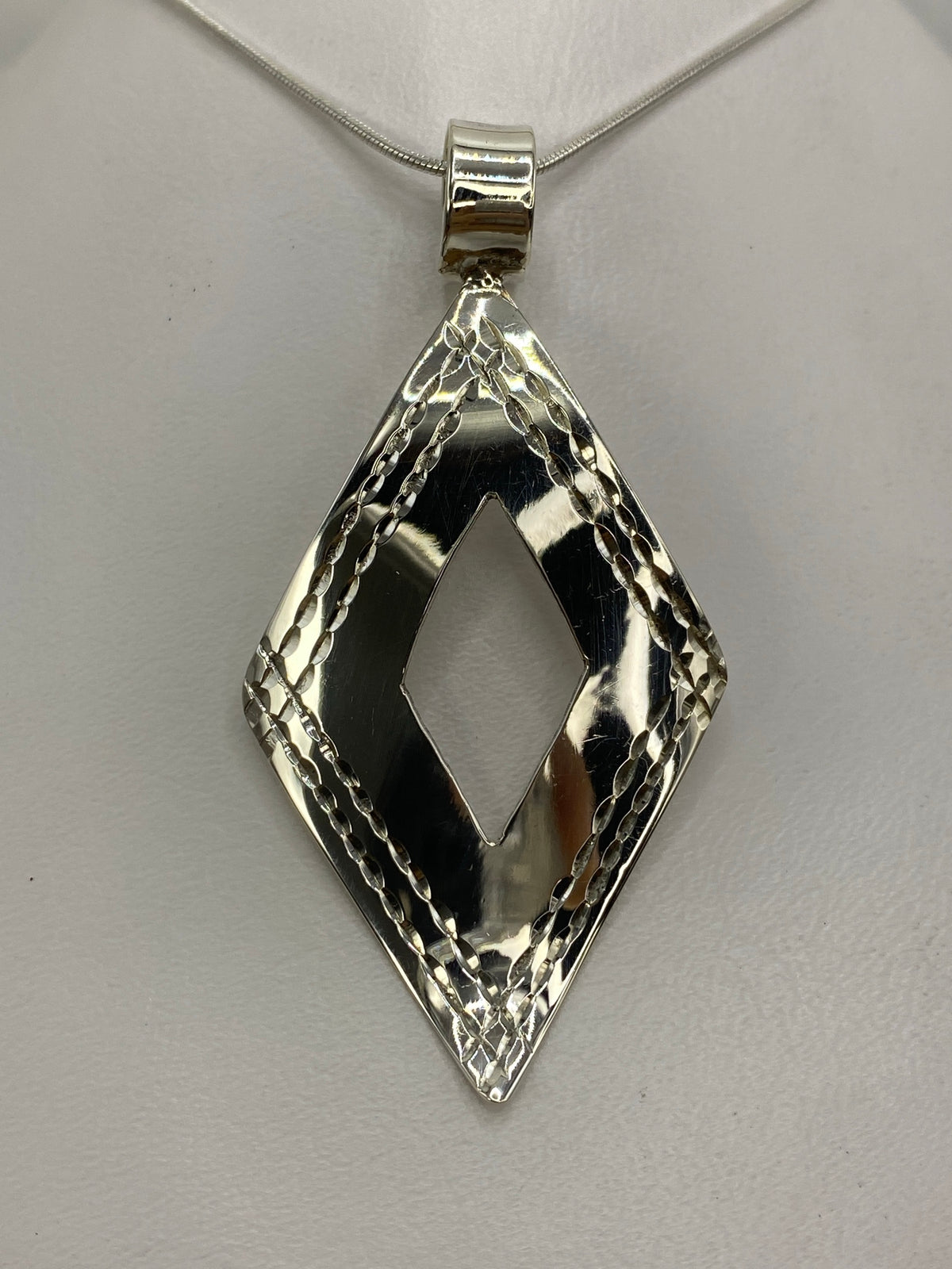 Dije de plata 925 calado con forma de diamante geométrico colgado en cadena de serpentín