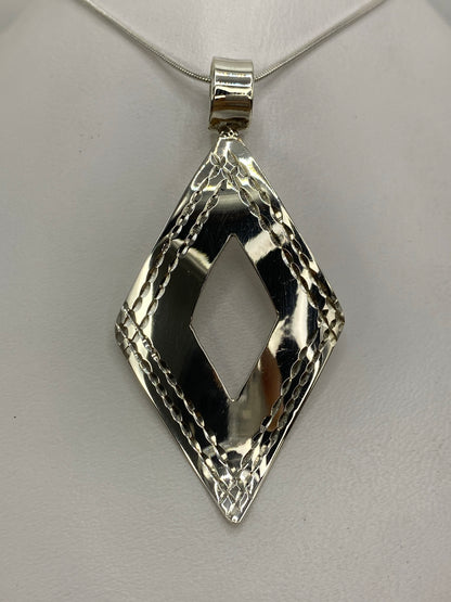 Dije de plata 925 calado con forma de diamante geométrico colgado en cadena de serpentín