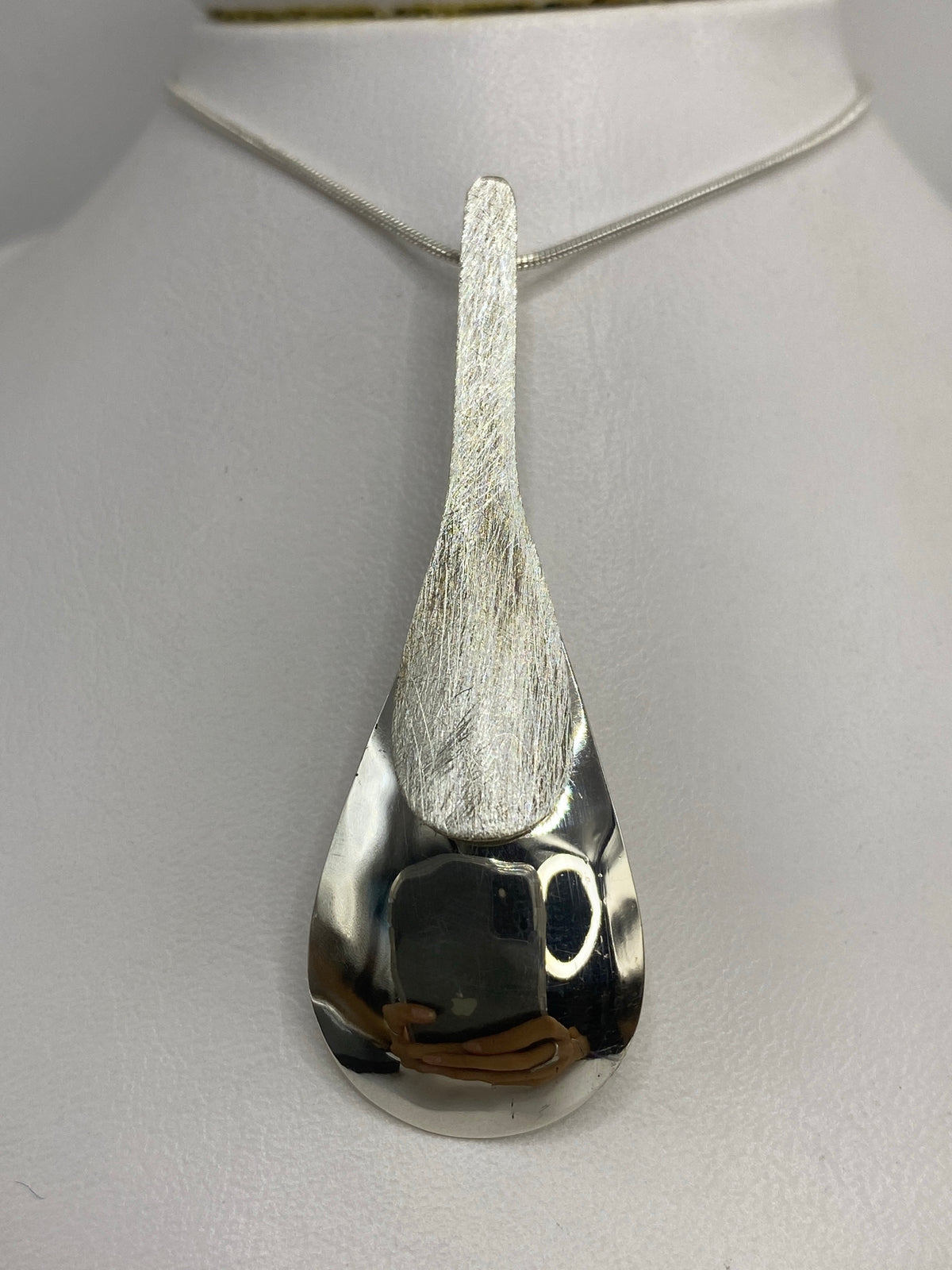 Dije de plata 925 en forma de gota, minimalista, de 5.7 cm de largo