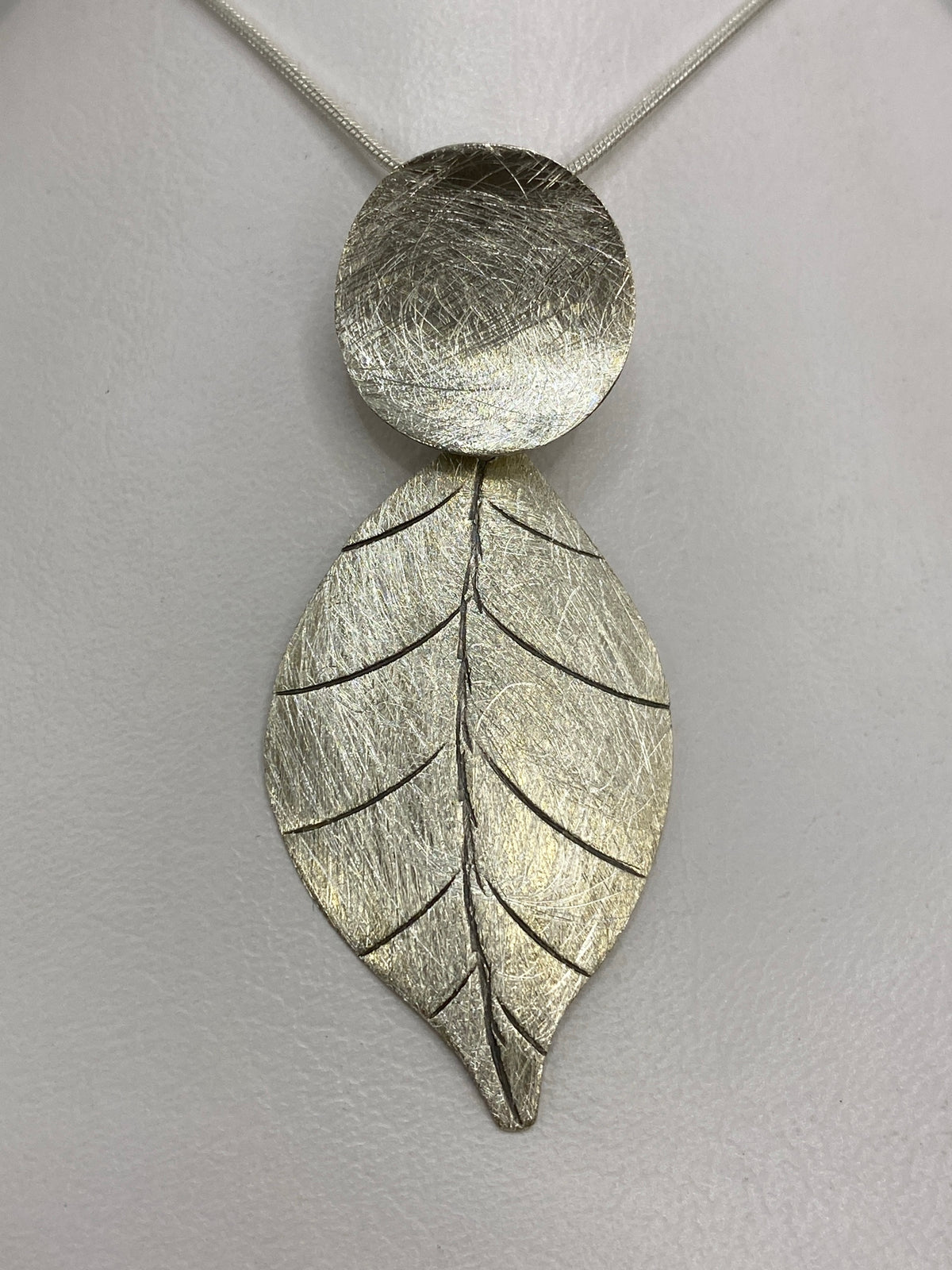 Dije de plata 925 con círculo superior y hoja grabada de Taxco, largo 5 cm