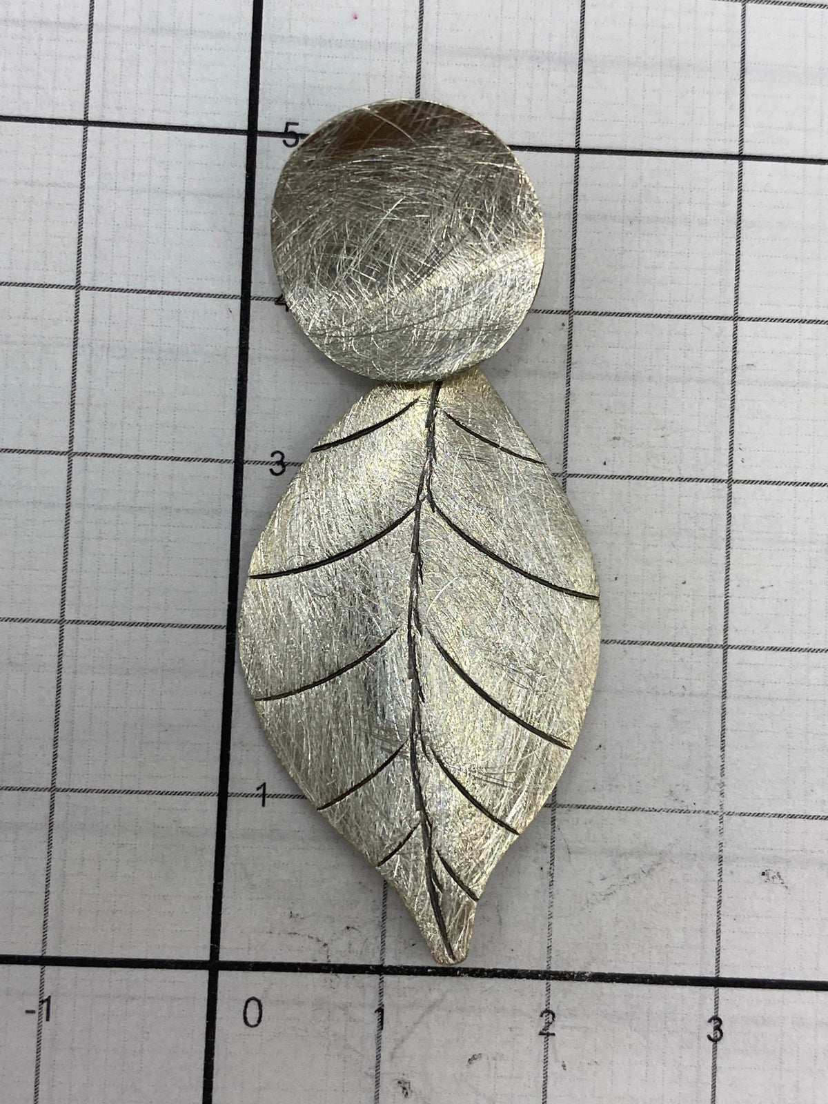 Dije sobre escala mostrando las medidas 5 cm × 2.2 cm y el Quinto 925