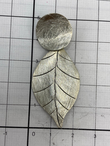 Dije sobre escala mostrando las medidas 5 cm × 2.2 cm y el Quinto 925