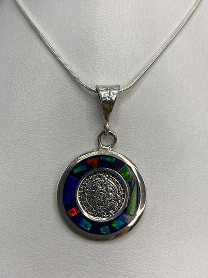 Dije de plata con Calendario Azteca en relieve y ópalo de Fuego multicolor