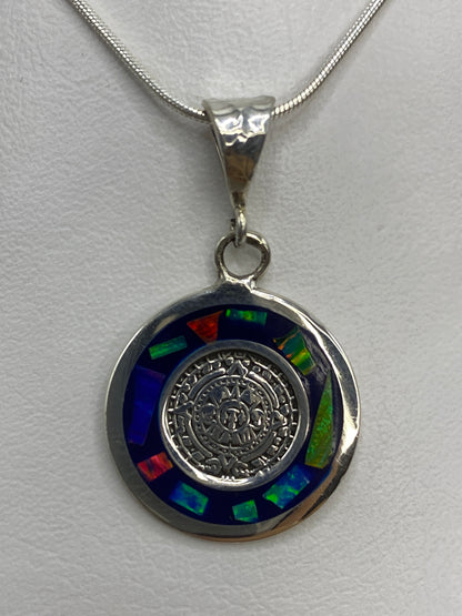 Detalle del ópalo de Fuego multicolor engastado en marco de plata