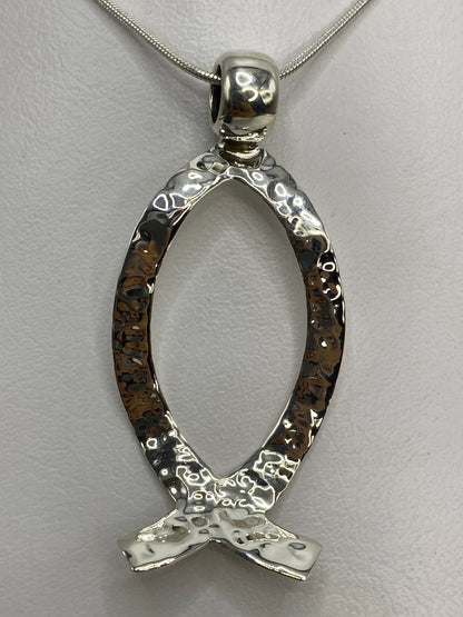 Detalle del engaste repujado y la firma artesanal en plata 925