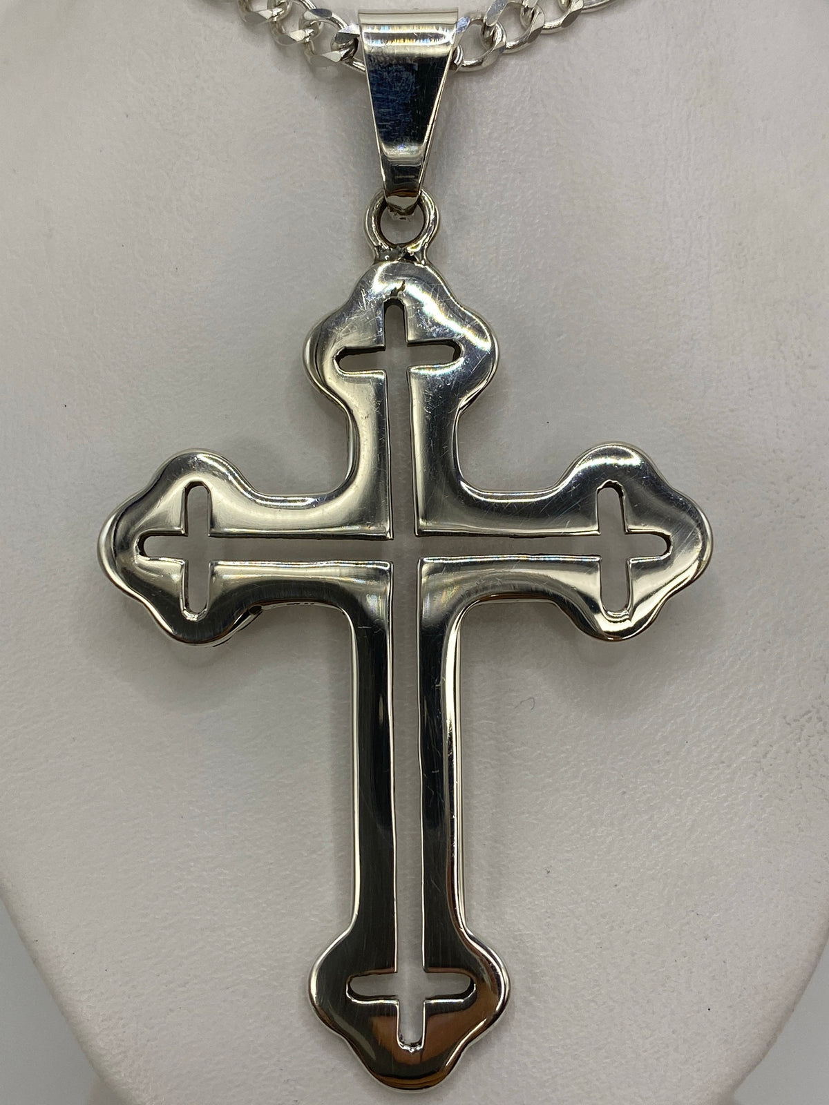 Dije cruz de plata 925 con brazos de punta floral, 8 cm de largo, vista frontal