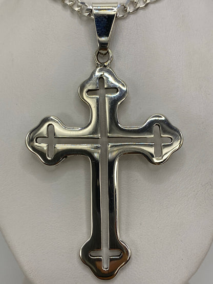 Dije cruz de plata 925 con brazos de punta floral, 8 cm de largo, vista frontal