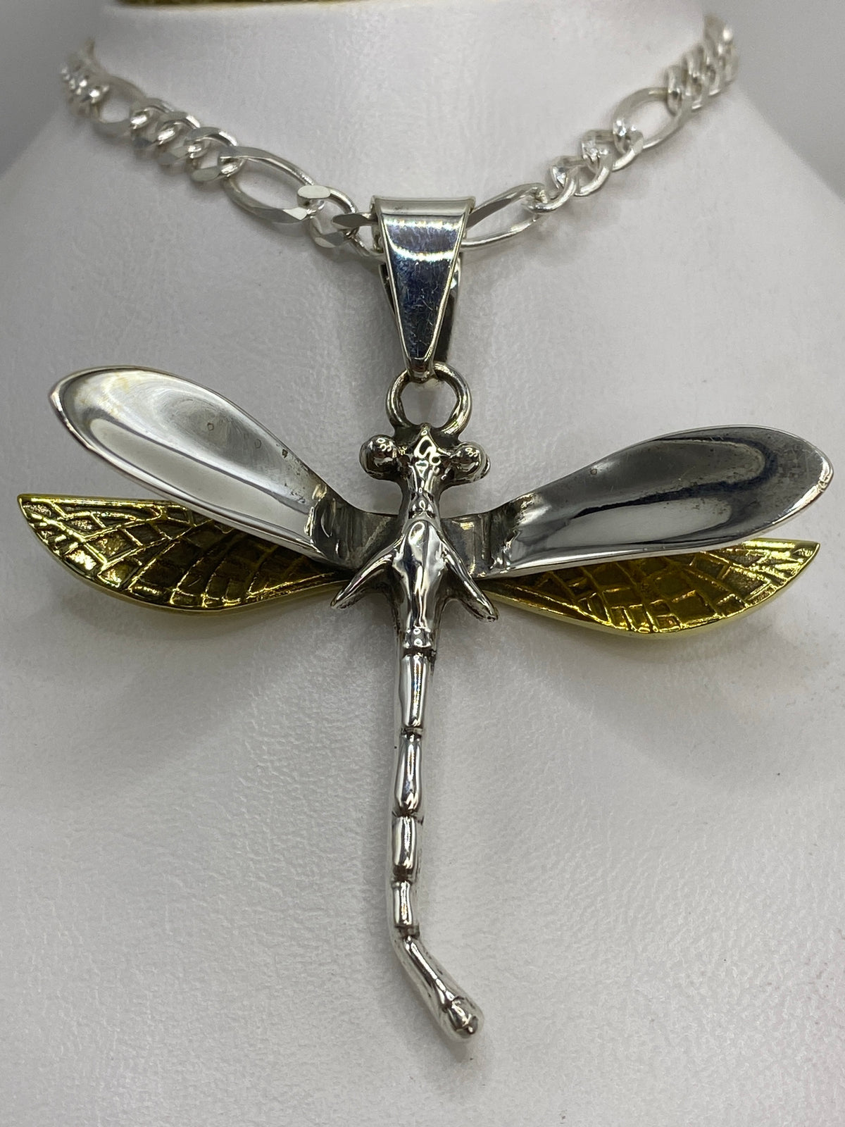 Libélula colgante en plata 925 sobre cadena Figaro plateada — vista frontal completa
