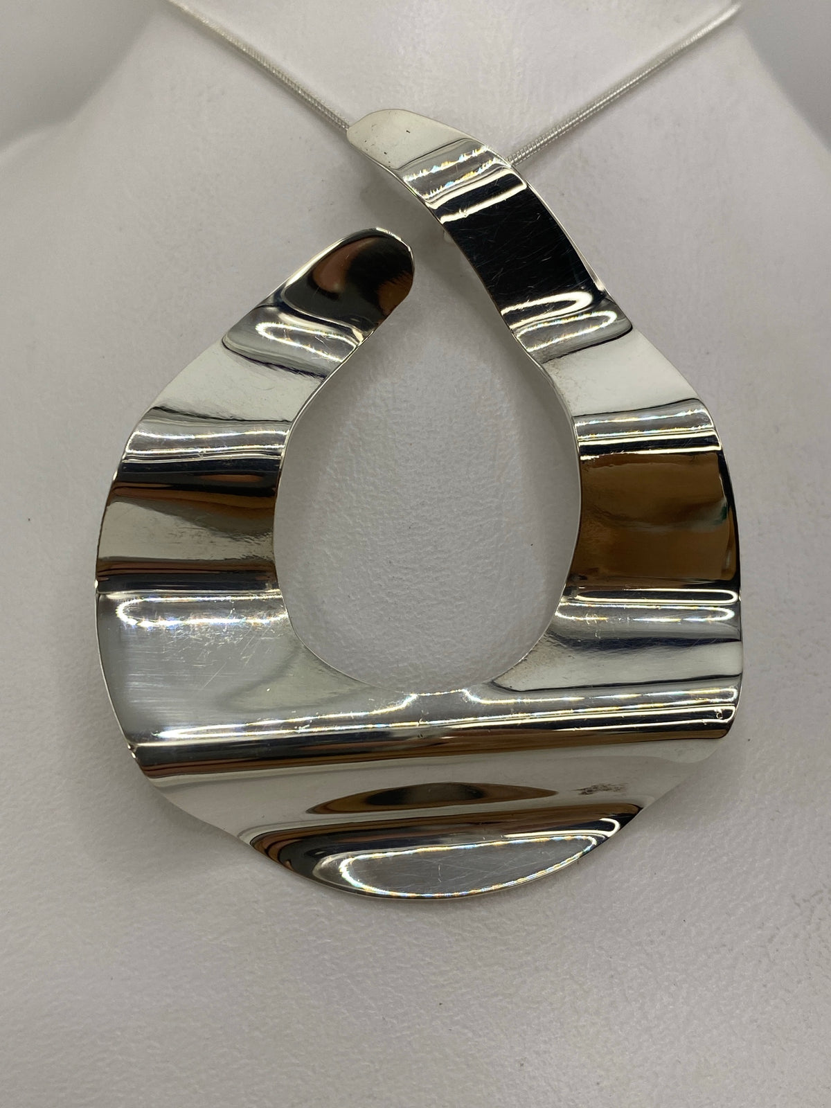 Dije de plata geométrico, Taxco 925, colgante de 5.5 cm sobre cadena plateada