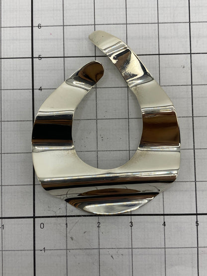 Dije de plata 925 en báscula mostrando peso de 6.5 gramos