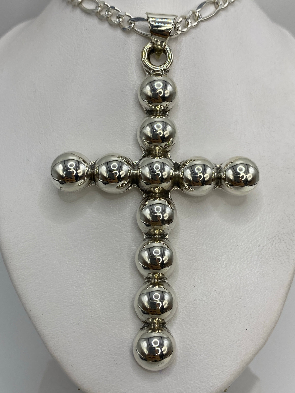 Cruz de plata 925 de 8.5 cm hecha en Taxco, vista frontal sobre fondo blanco