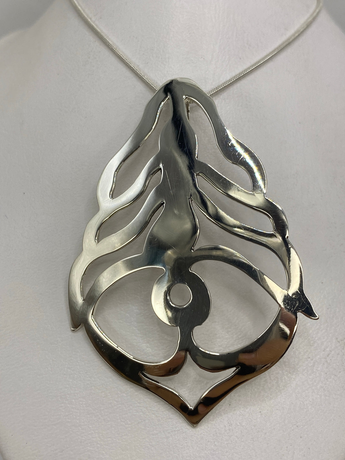 Dije de plata 925 en técnica calada y repujada, 6 × 4.2 cm, colgante en cadena de plata