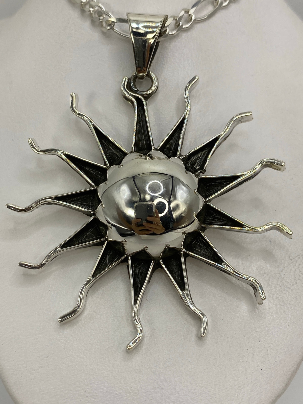 Dije sol prehispánico de plata 925 con esfera pulida y doce rayos curvados, vista frontal
