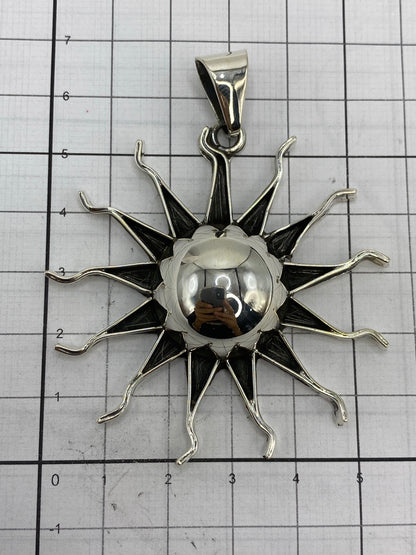 Dije sol en escala con regla, midiendo 6.5 cm de largo × 5.5 cm de ancho