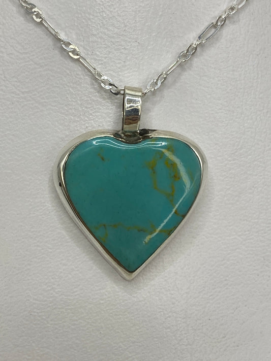 Dije de plata en forma de corazón con turquesa azul cielo colgando de una cadena delgada