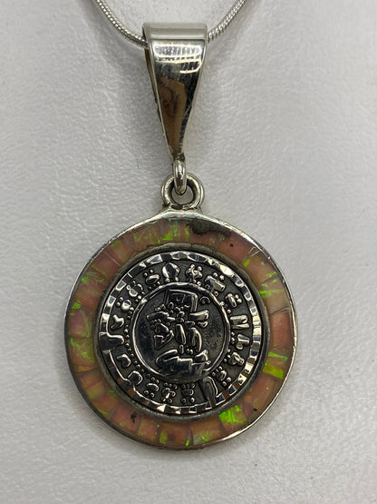 Dije de plata 950 con calendario azteca e incrustación de nácar iridiscente