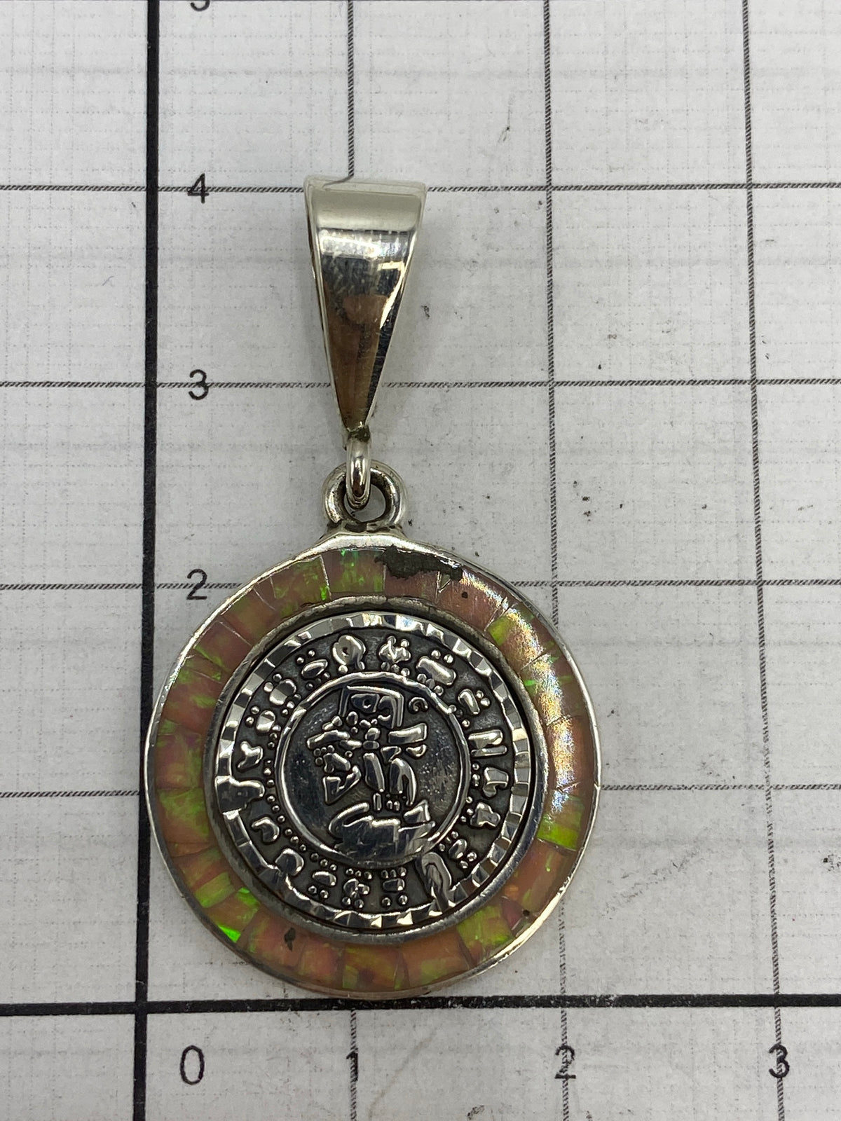 Reverso del dije mostrando el Quinto 950 y acabado espejo de la plata