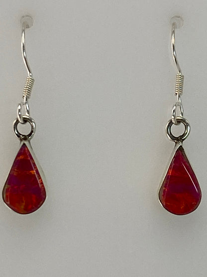 Aretes ópalo de fuego rosa comparados con escala de centímetros — 2.9 cm de largo