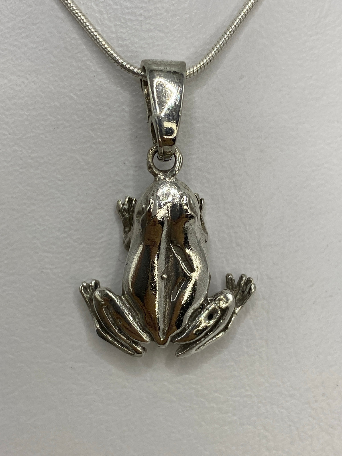 Dije de sapo en plata 925 repujada, vista frontal con patas extendidas