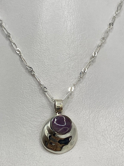 Vista frontal del dije morado de 1.8 cm con acabado pulido brillante