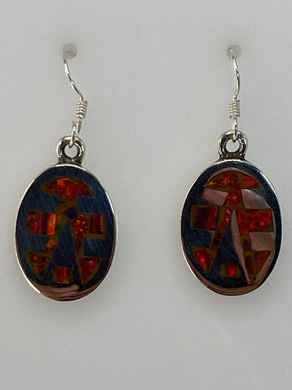 Par de aretes de plata 950 con ópalo de fuego multicolor engastado, colgando en posición frontal