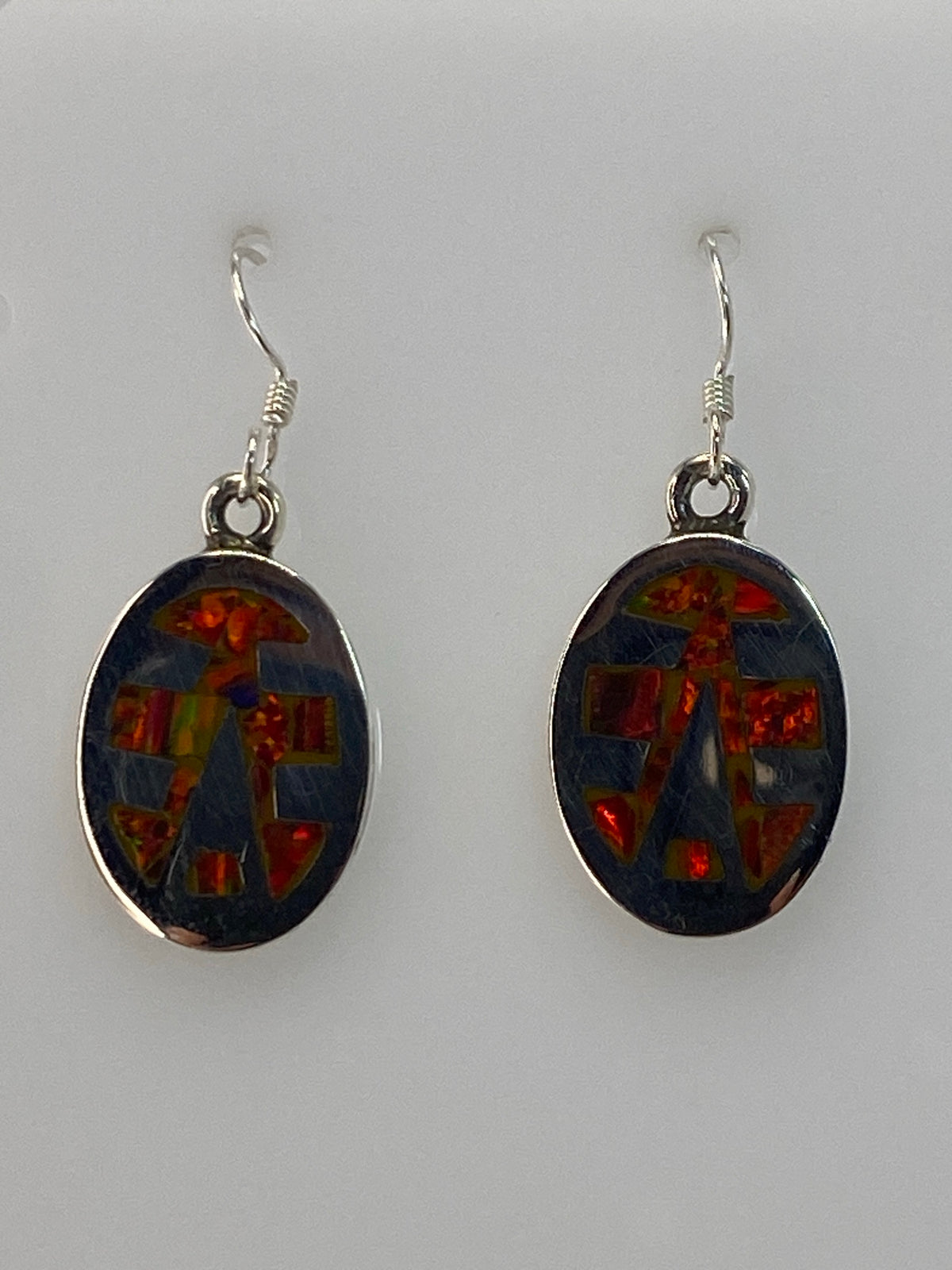 Detalle del ópalo de fuego mostrando los tonos naranja, rojo y amarillo de la piedra