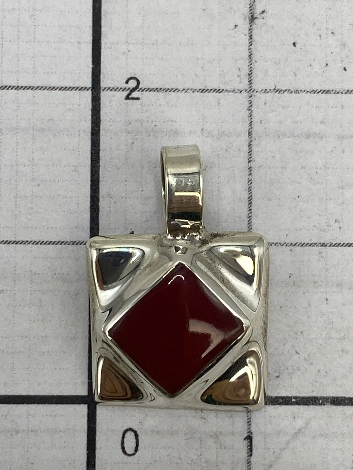 Dije de 1.7 cm con anilla para cadena, mostrando el Quinto 925 en la plata