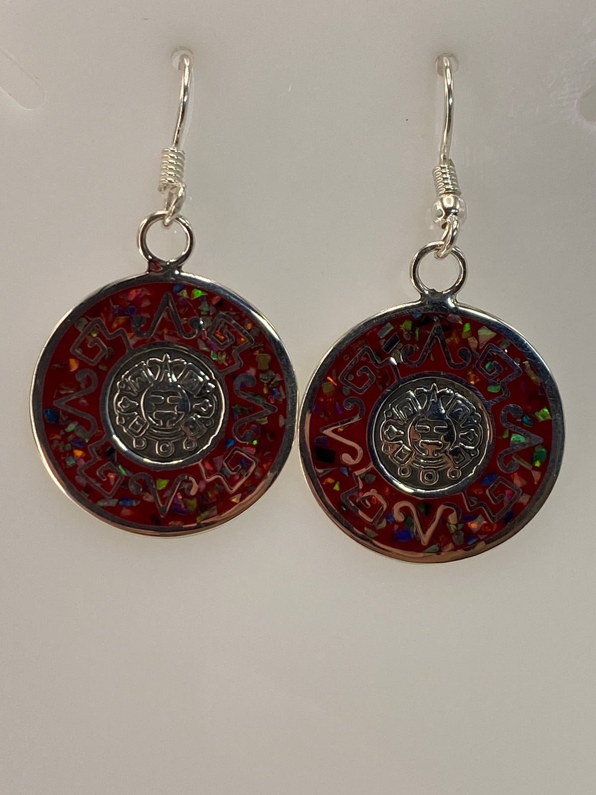 Par de aretes de plata con ópalo de fuego multicolor y diseño azteca en gancho de plata