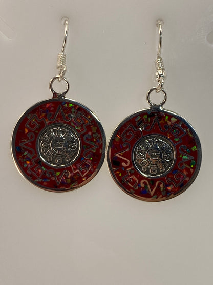 Par de aretes de plata con ópalo de fuego multicolor y diseño azteca en gancho de plata