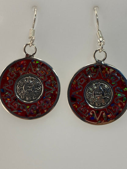Detalle del engaste a mano del ópalo y motivo del sol azteca en plata 925