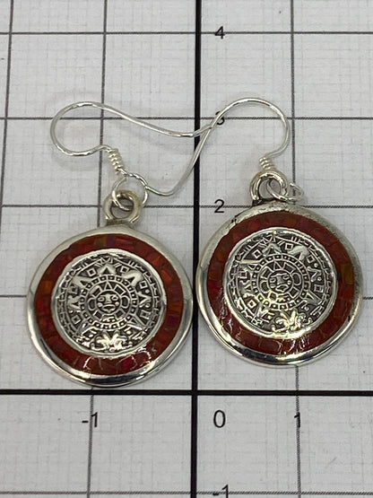 Aretes puestos en la oreja mostrando el tamaño de 3 cm