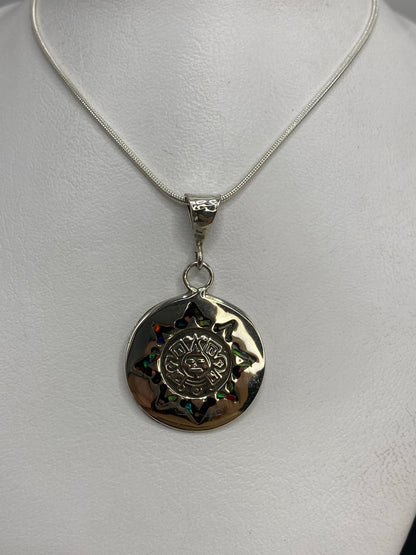 Dije de plata Calendario Azteca con ópalo de fuego multicolor rojo, verde y azul