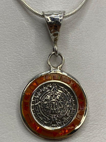 Dije de 3 cm sobre regla de medición mostrando el tamaño exacto del Calendario Azteca