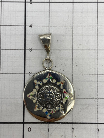 Reverso del dije mostrando el Quinto 925 y la bola de plata para colgante