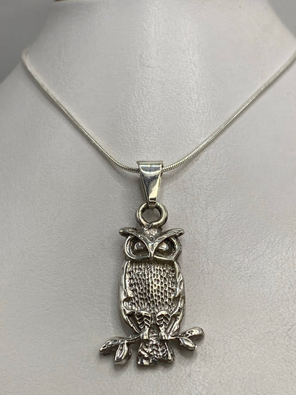 Búho de plata visto de lado, colgante sin cadena