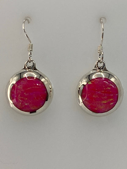 Aretes de plata con opalo de fuego rosa colgando, vista frontal