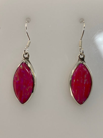 Aretes de plata 925 con opalo de fuego rosa en par, colgando de ganchos de plata