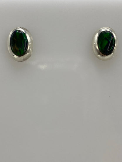 Aretes de plata con ópalo de fuego verde brillante, postes y mariposa visible