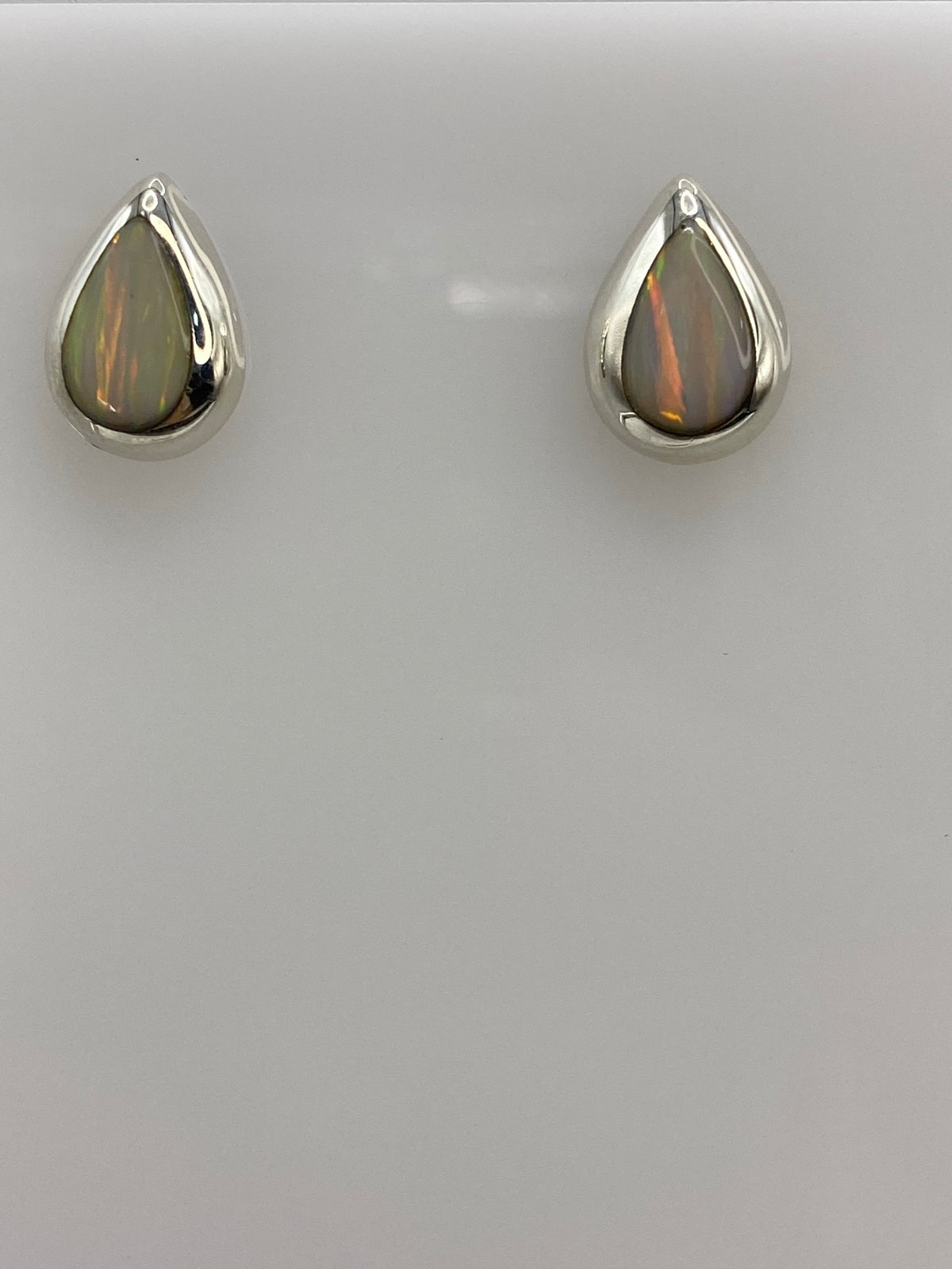 Par de aretes de plata 925 con ópalo de fuego blanco engastado
