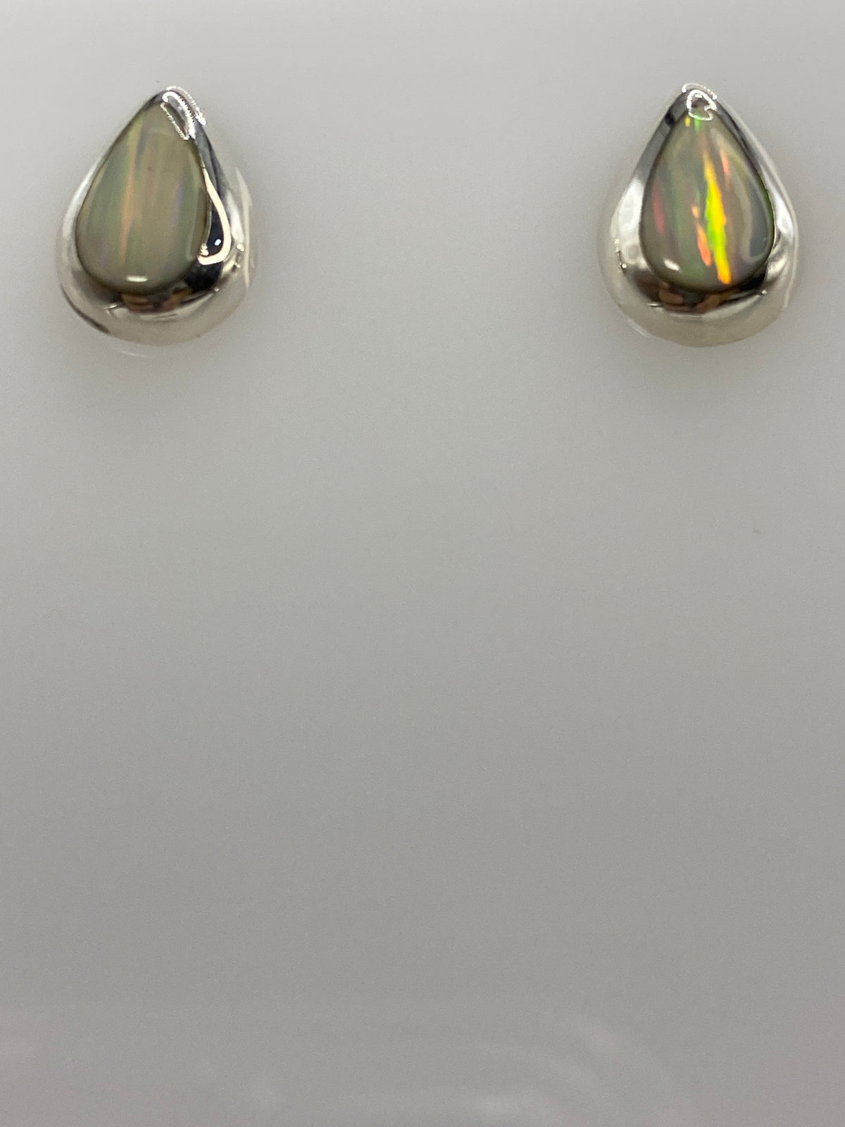 Detalle frontal del ópalo de fuego con iridiscencia blanca y destellos