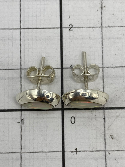 Aretes en la mano para escala de tamaño (1.3 cm de largo)