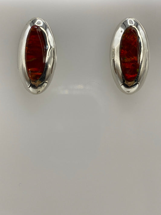 Par de aretes de plata 925 con ópalo de fuego rojo engastado, vistos de frente