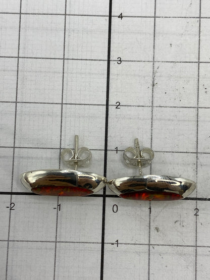 Aretes de ópalo rojo en estuche de presentación, listos para regalo