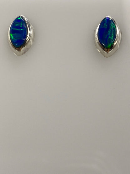Detalle lateral de arete de 1.3 cm con ópalo azul y poste de plata 925