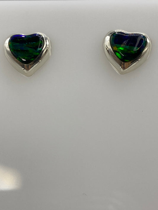 Vista frontal: ópalo de fuego verde en forma de corazón, envuelto en plata 925 de Taxco